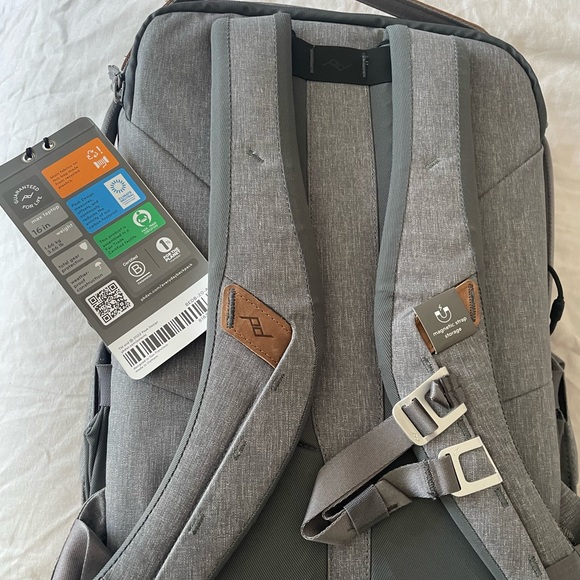 Peak Design Everyday Backpack - Ash - 20L V2 - Picture 4 of 5